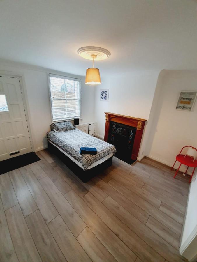 Town Centre New Modern Apartment