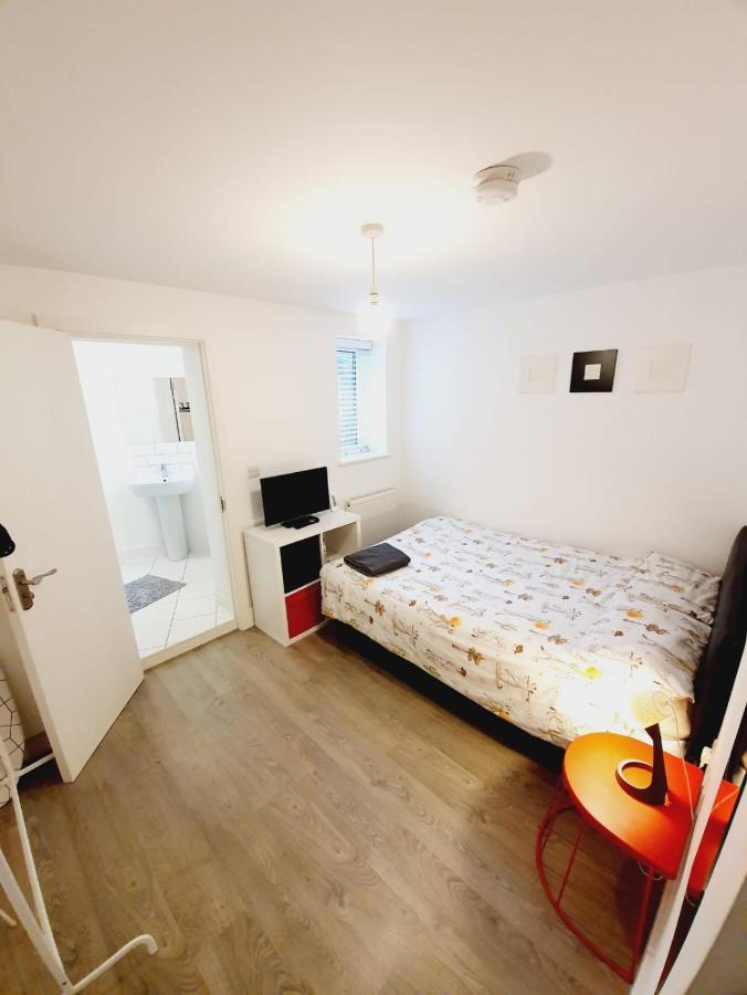 Town Centre New Modern Apartment *