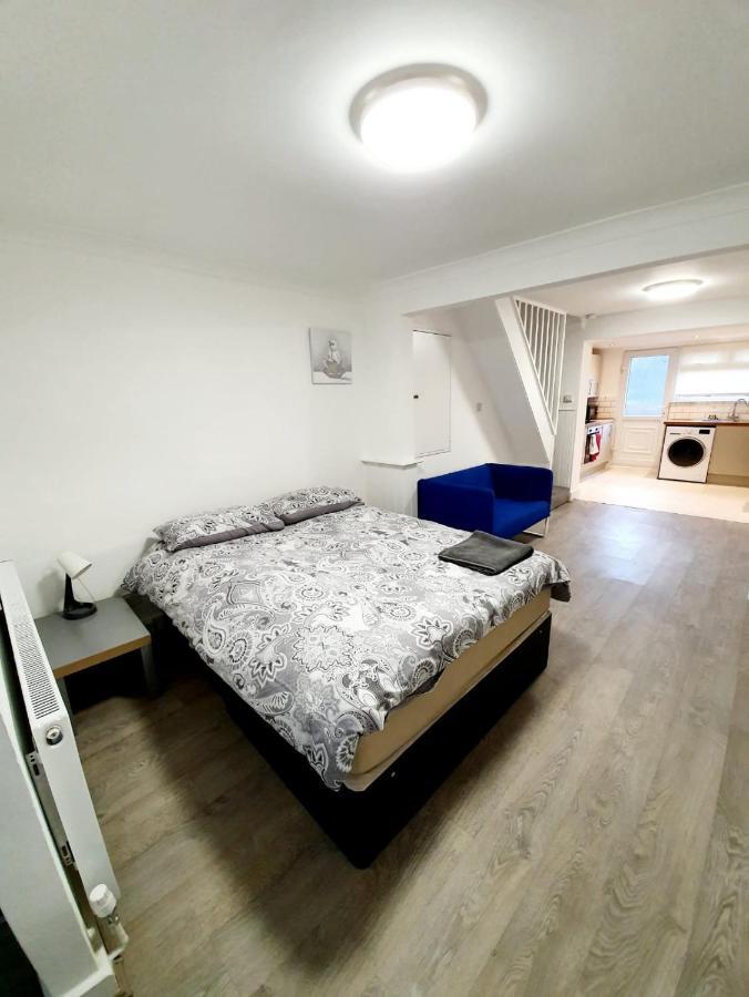 Town Centre New Modern Apartment *